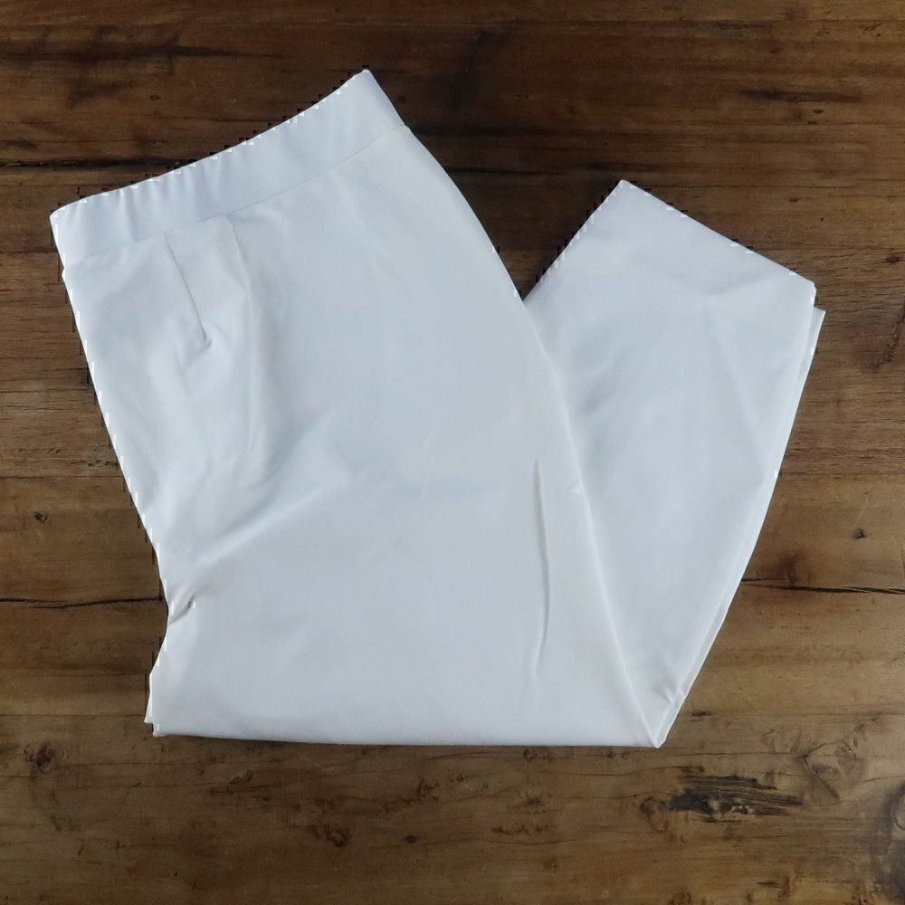 LANE BRYANT IVORY WHITE CAPRI HIGH WAIST PULL ON PANTS WITH ZIPPER POCKETS 24P